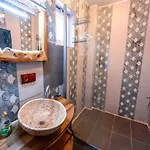 מלון Alpha Stone House 4*