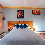 Alpha Stone House מלון 4*