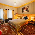 מלון Alpha Stone House 4*