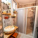 Alpha Stone House מלון